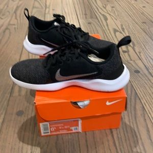 NIB Nike women’s sneakers